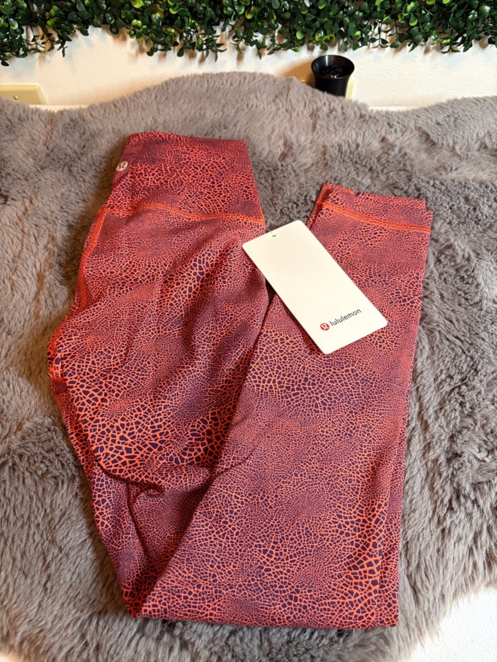 lululemon athletica Red and Black Printed WunderTrain HR Leggings 25” Size 2